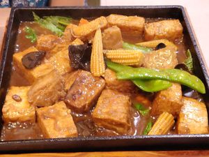 Sizzling tofu at PúTí Sù Láng 菩提素廊 - Old City in Yilan