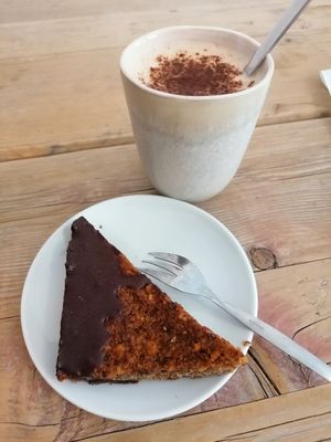 Chai Latte mit Hafermilch und vegane Nussecke at gesund & süß in Cologne