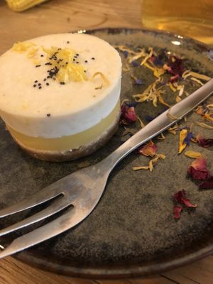 Lemon poppy Tart  (4€…)  at gesund & süß in Cologne