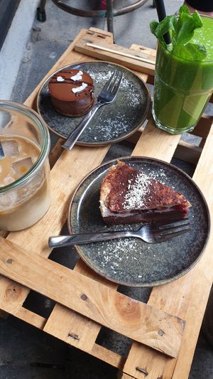 Black forest cake, iced coffee, green smotthie and choclate cake at gesund & süß in Cologne