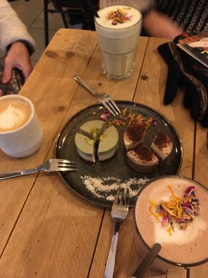 Matcha-Pistazien-Raw-Cake und Tiramisu-Raw-Cake zu Matcha Latte, Kakao und Kaffee. 🌸  at gesund & süß in Cologne