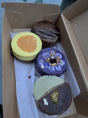 Assorted tarteletts, all vegan and raw!   at gesund & süß in Cologne