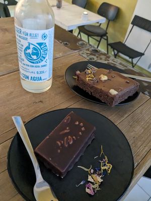 Bananabread (back) and Hazelnut bar (Front) at gesund & süß in Cologne