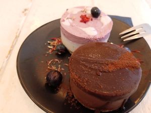 choco brownie and raspberry vanilla at gesund & süß in Cologne