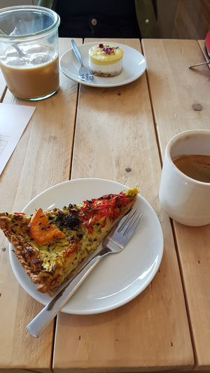 Vegan Quiche & vegan mango cake at gesund & süß in Cologne