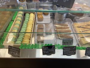 Macarons by Epicurieus: good. Hazelino: chewy and creamy with crispy hazelnuts, but too sweet. Cheesecake with blueberry/lavender or rhubarb: firm, mildly sweet and protein-rich (with white beans, tofu and cashew). Nut pie with walnuts: delicious at Van Die Vegans in Hilversum