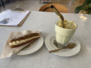 The eclair (gluten-free, from Inclusive Bites) was quite nice. The topping and filling were by ‘Van die vegans’ and I found them decent. The banana glaze tasted better. The matcha milkshake with beterkoek was great and creamy. at Van Die Vegans in Hilversum