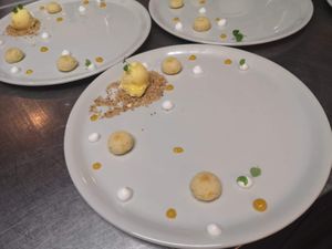 Toetje -trio van geel fruit at Van Die Vegans in Hilversum