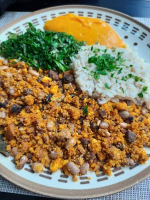 Feijão tropeiro e creme de cenoura. Perfeito at Espaço VHMOR in Sao Paulo