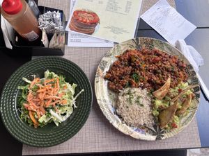 Chili e salada  at Espaço VHMOR in Sao Paulo