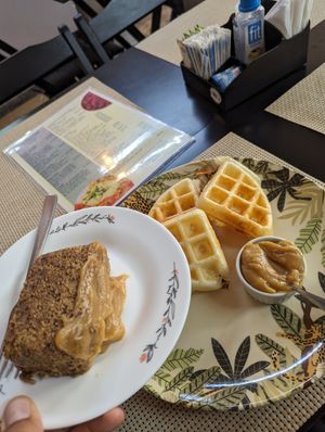 Waffles de pão de beijo e um bolo sem glúten de doce de leite at Espaço VHMOR in Sao Paulo
