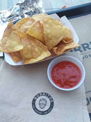 Nachos with hot sauce at Burritos - Ramon LLull in Valencia