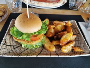 Veggie burger with gluten free bread and fresh potato wedges 🤤 at Vianello's in Tenerife