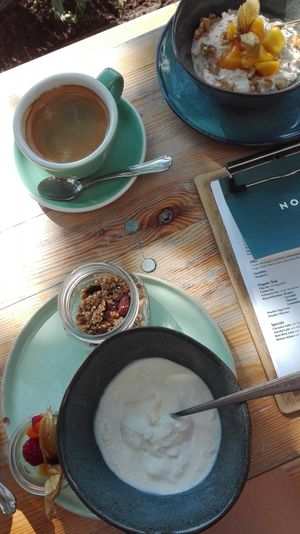 'Bircher müsli' and 'soja-kokosyoghurt' at Lina's Coffee in Dusseldorf