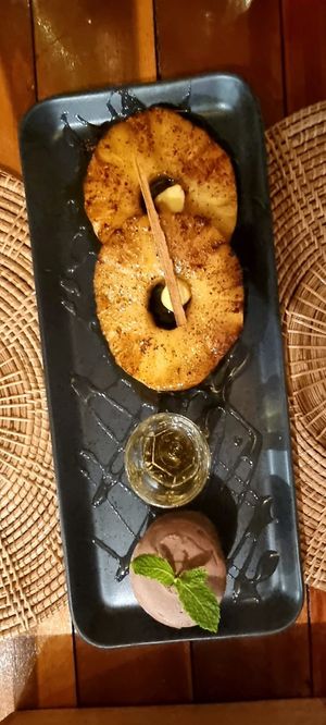 Gebratene Ananas mit Zimt, Honig und Schokoladeneis at Kawin's Kitchen in Koh Samui
