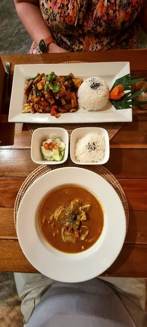 Veganes Tofu Stir Fry (oben). Unten Pänang Curry mit Fleisch at Kawin's Kitchen in Koh Samui