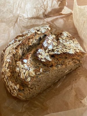 Ein schönes Café, es gibt veganen Kuchen und für den Kaffee auch Hafermilch. Der Garten ist zauberhaft, man sitzt im Grünen. ein extra Stern gibt es für das tolle Sauerteigbro at Mühle in Ahrenshoop