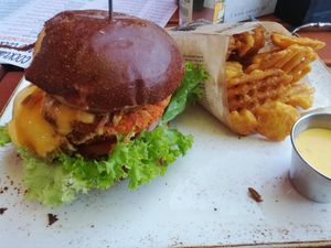 Burger 'Sommerurlaub' mit Ananas und Süß-Sauer-Sauce, Waffle Fries & Mango-Chili-Dip at FMM - Terminal 23 Burger & Cocktailbar - T23 in Memmingerberg
