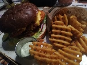 Miss Mango Nr.5 im Laugenbun, mit Wafflefries und Garlic Cream at FMM - Terminal 23 Burger & Cocktailbar - T23 in Memmingerberg