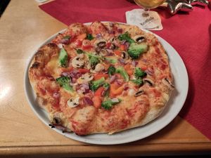 Pizza Vegetariana mit veganem Käse at Mamma Mia Pizzeria in Uelzen