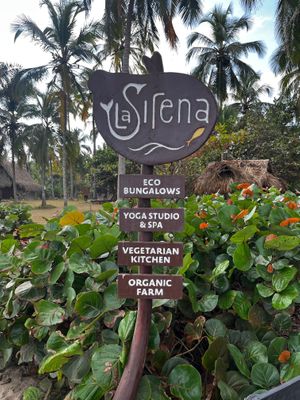 Restaurant entrance / Entrada del restaurante at La Sirena Nature Retreat in La Guajira