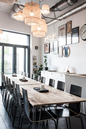 The dining area in the Kurkuma Kochschule! at Kurkuma in Hamburg