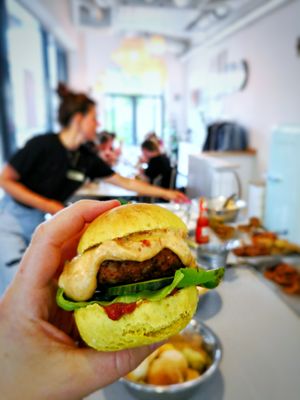 Selbstgemachte Burger aus dem Kochschkues "vegane Burger". at Kurkuma in Hamburg