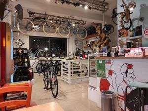 Bike repair at Ciclo Caffè Le Ruote in Bologna