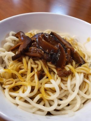 Handmade noodle at Ngoh Herbal Soup 娥妈养生药材素汤 in Central Singapore