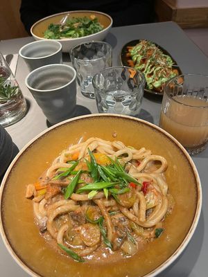 Udon-Nudeln und loaded fries. at Ülo in Tallinn