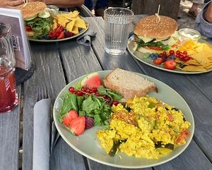 Vegan scrambled eggs and egg-avocado burgers   at Teckolo - Cafe. Bistro. Laden. in Tecklenburg
