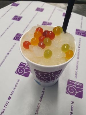 Le "Bobas" o "Bubbles" sulla granita at Gelateria Jimmy in Muggia