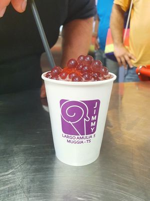 Le bubbles alla fragola sulla granita alla 🍓 con frutta fresca at Gelateria Jimmy in Muggia
