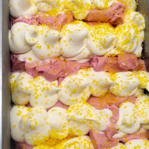 Gelato con crema di limone, lampone e lychees al profumo di rosa. Totally vegan at Gelateria Jimmy in Muggia