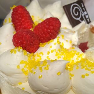 Torta gelato con crema di limone, gelée di lampone e lychees al profumo di rosa. Totally vegan at Gelateria Jimmy in Muggia