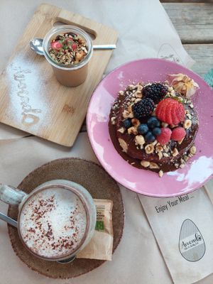 Cappuccino, panquecas e mousse de chocolate at Avocado in Obidos