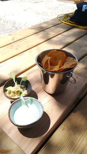 Sweet potato chips, chickpeas hummus and basil mayonnaise at Avocado in Obidos
