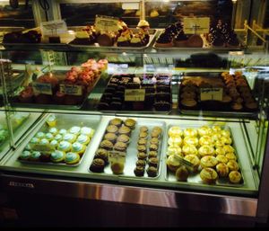 cupcake case (vegan cupcakes are labeled as such) at SweetArt in St Louis