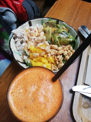 Salad bowl & juice at Filo in Sevilla