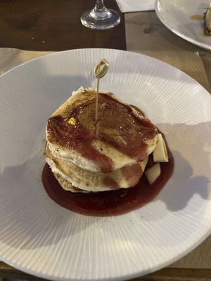 Vegan pannenkoekjes met fruit  at Let's Vegan in Crete