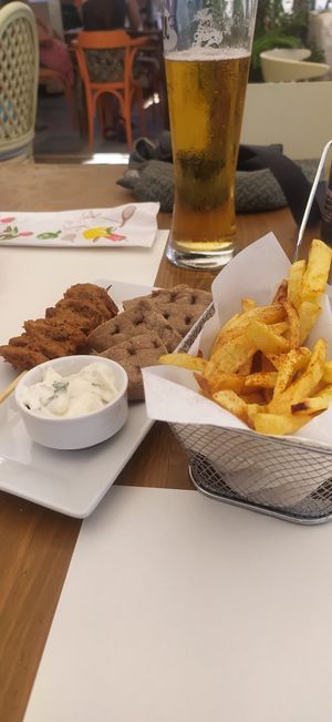 Souvlaki con maionese e pita e patatine fritte at Let's Vegan in Crete