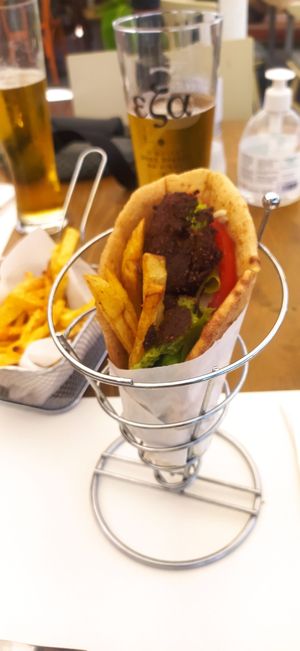 Pita con polpette di zucchine at Let's Vegan in Crete