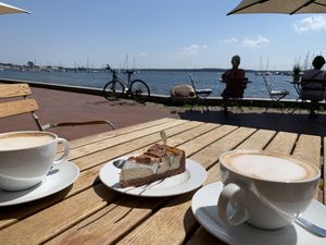 2 Milchkaffee mit Hafermilch und veganer Schoko Käsekuchen  at NaturKost-Bar in Eckernfoerde