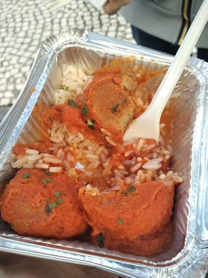 Albóndigas con tomate at Las Niñas Veganas in Cadiz