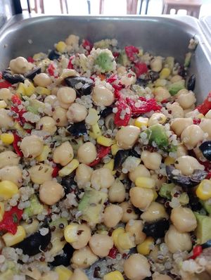 Ensalada de quinoa, garbanzos y verduritas at Las Niñas Veganas in Cadiz