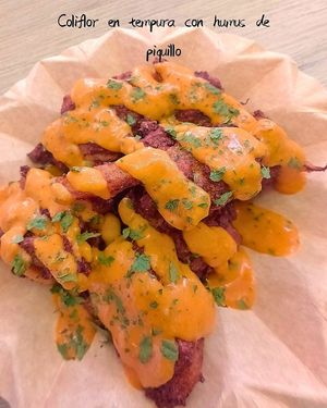 Coliflor con salsa de humus de pimiento rojo at Las Niñas Veganas in Cadiz