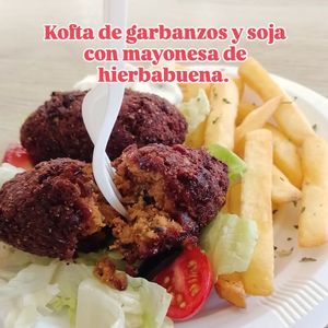 Kofta con salsa de hierbabuena, ensalada y patatas at Las Niñas Veganas in Cadiz