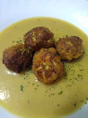 Albóndigas de berengenas con salsa casera de tomate.

Eggplant meatballs with homemade tomato sauce at Las Niñas Veganas in Cadiz