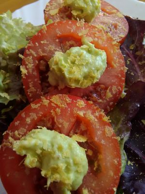 Ensalada de brotes con tomate, salsa de aguacate, frutos secos picados y levadura nutricional.

Sprouts salad with tomato, avocado sauce, chopped nuts and nutritional yeast at Las Niñas Veganas in Cadiz