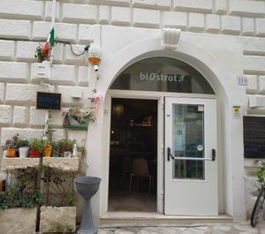 Puerta del restaurante at Munz Munz in Monopoli